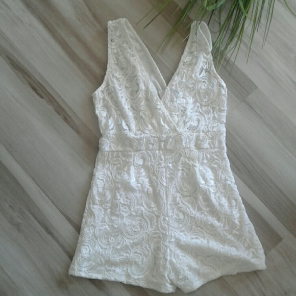 Beautiful lacy Romper - Picture 2 of 4